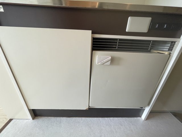 その他部屋・スペース　キッチンの下に冷蔵庫があります