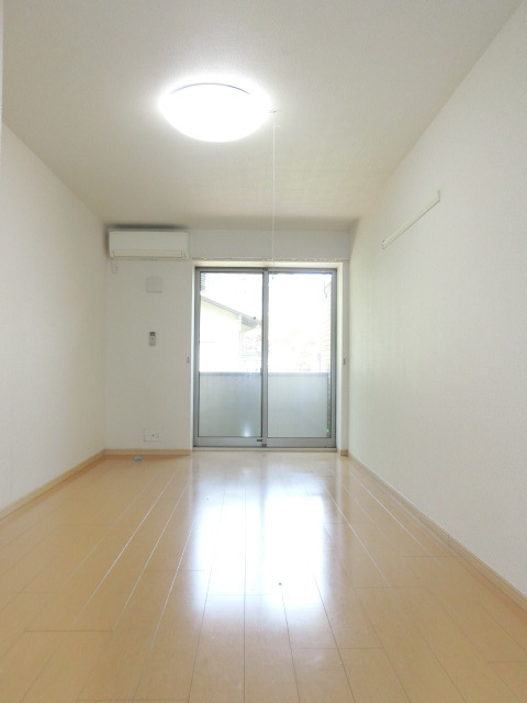 居室・リビング　一人なら十分な広さのお部屋ですよ