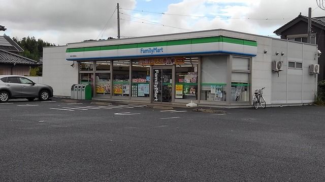 コンビニ　ファミリーマート（コンビニ）まで800m