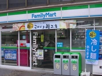 コンビニ　ファミリーマート新宿中央公園店（コンビニ）まで308m