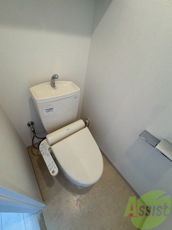 トイレ　こちらはトイレになります。ウォシュレット機能付です。