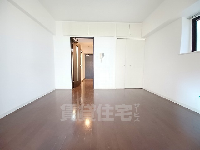 居室・リビング　同建物　別部屋