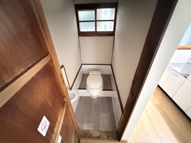 富秋町2丁目テラスハウスのトイレ写真