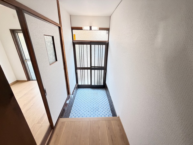富秋町2丁目テラスハウスの玄関写真