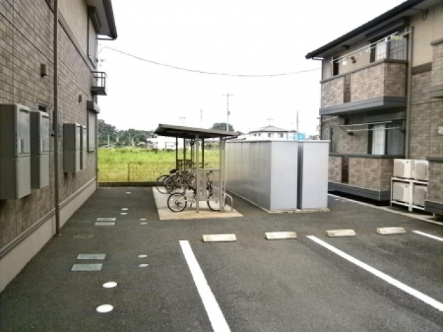 その他共有部分　駐輪場、各戸専用物置あります。