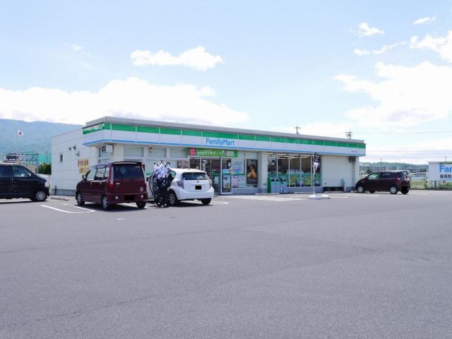 コンビニ　ファミリーマート（コンビニ）まで530m