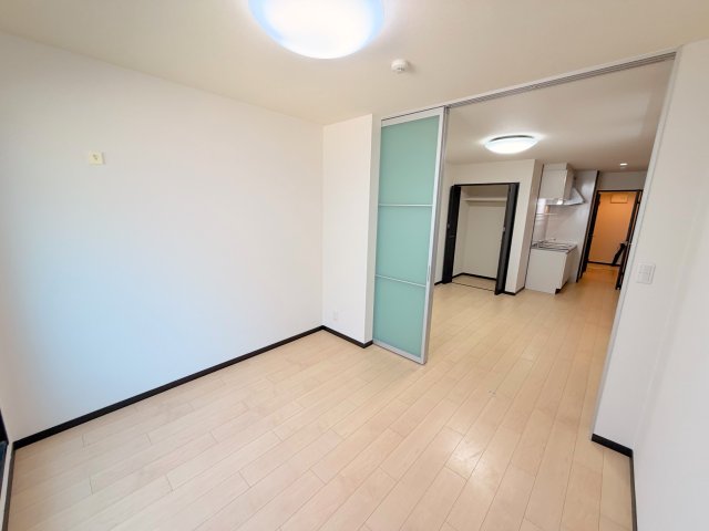 その他部屋・スペース　ゆとりのあるベッドルームで快適な睡眠をとってくださいね。
