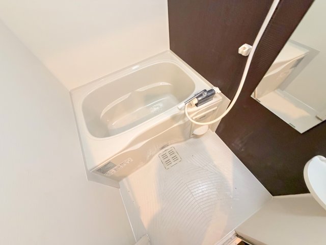 バス・シャワールーム　広めのお風呂は一日の疲れを癒してくれます。