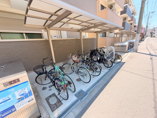駐車場　敷地内には入居者専用の駐輪スペースもあります。