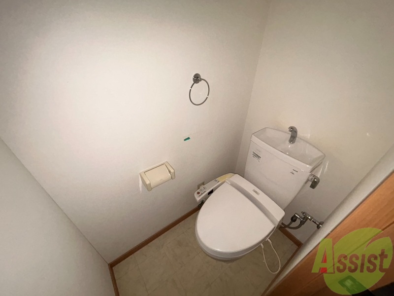 トイレ　トイレはウォシュレット機能付きです。安心して使用できますね。