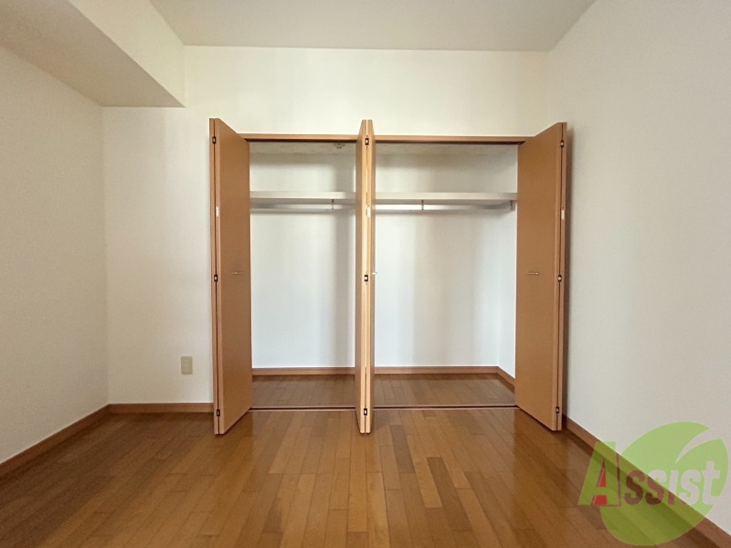 収納　クローゼットを開けてみました。幅があり広めですね。