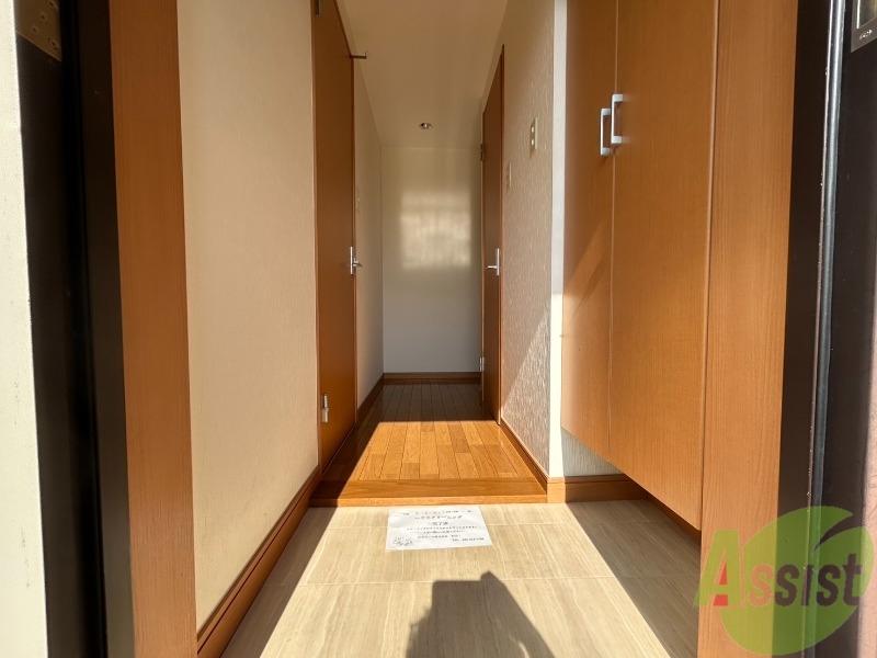 玄関　玄関からの様子です。すぐ部屋が見えないのは安心ですね。