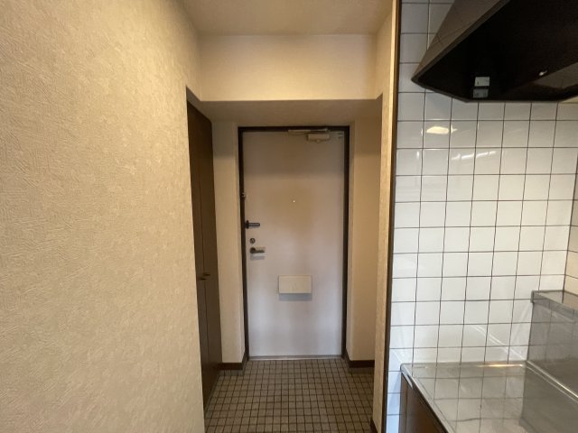 玄関　同物件別部屋写真です。