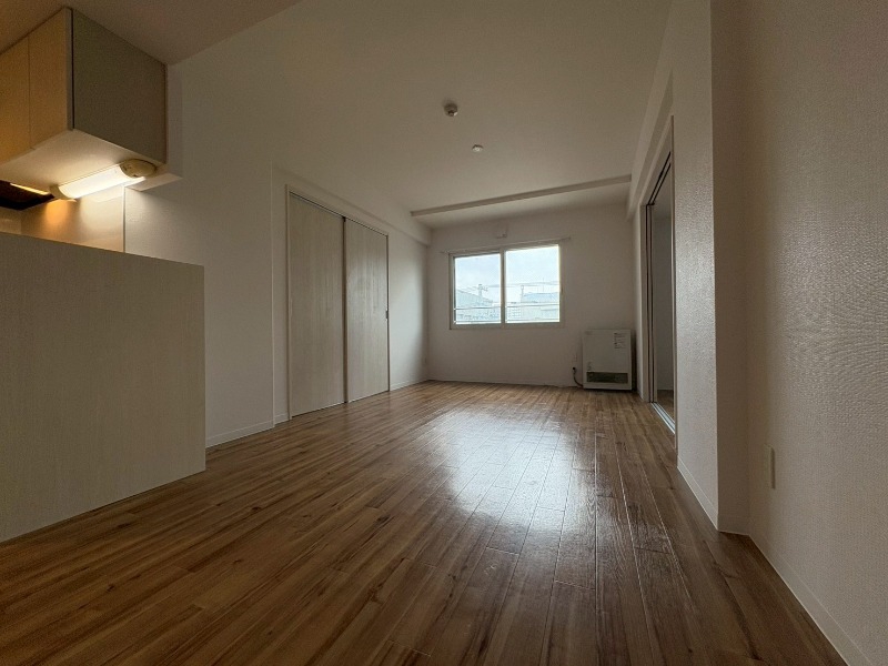 居室・リビング　木目のフローリングは落ち着きのある印象のお部屋になりますね。