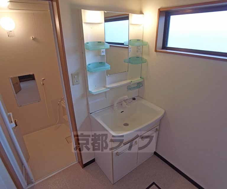 洗面設備　洗面台にもたっぷりと収納できます