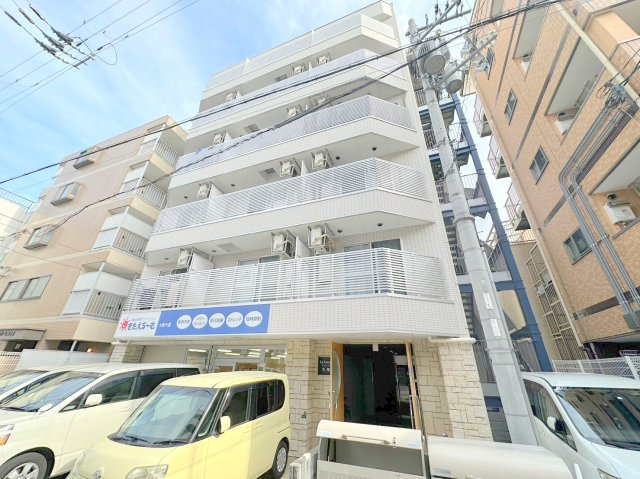 建物外観　閑静な住宅地にある、落ちついた色合いのキレイな建物です。