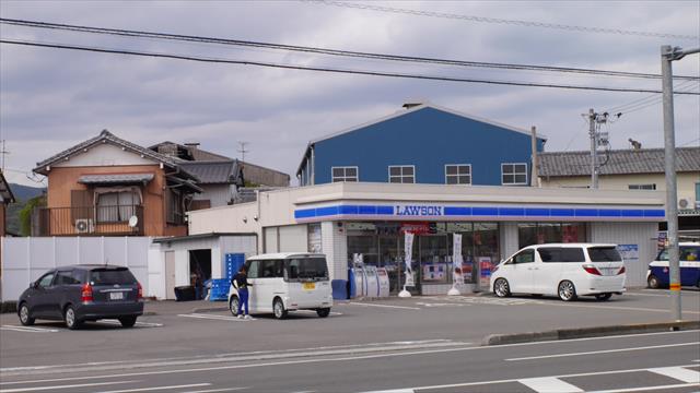 コンビニ　ローソン高知大津店（コンビニ）まで284m