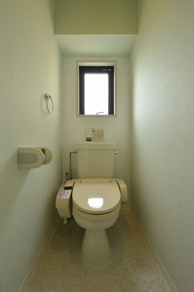 東急田園都市線 三軒茶屋駅 徒歩3分 6階建 築30年のトイレ写真