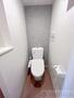 トイレ　人気アイテムの温水洗浄便座。清潔感のあるトイレです。