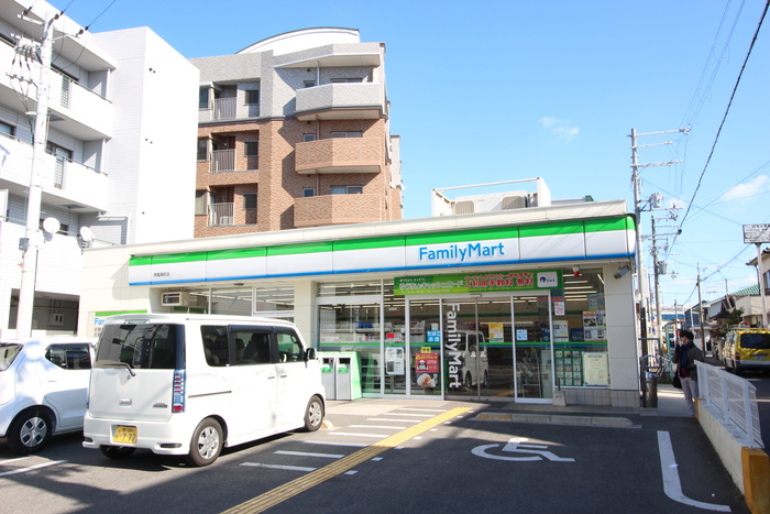 コンビニ　ファミリーマート（コンビニ）まで210m