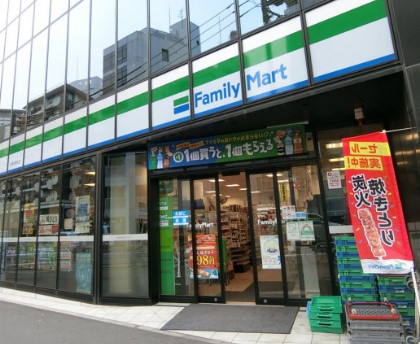 コンビニ　ファミリーマート 北参道駅前店（コンビニ）まで228m