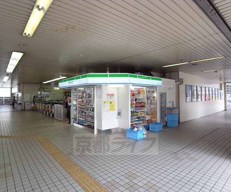 コンビニ　ファミリーマート近鉄大久保駅店（コンビニ）まで562m