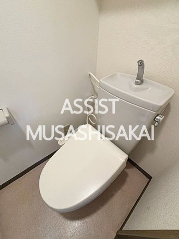 トイレ　写真：設備同仕様の別物件です