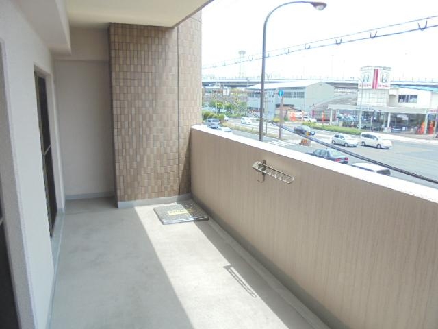 バルコニー　日当たりのいいバルコニーで洗濯物を干してください。