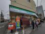 コンビニ　ファミリーマート 用賀四丁目店（コンビニ）まで239m