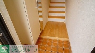 ＪＲ高崎線 本庄駅 バス乗車時間：12分 最寄りバス停で下車 徒歩4分 2階建 築8年の玄関写真