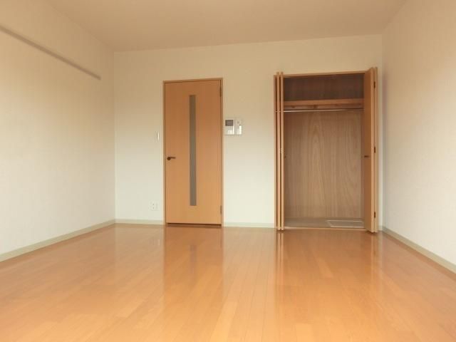シャルム南流山弐番館の居間写真