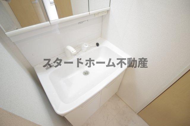 洗面設備　明るい洗面所です