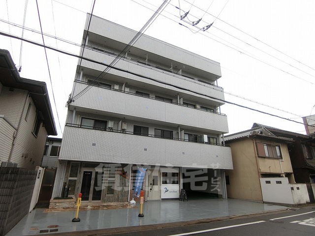 京都市山科区御陵中内町のマンションの建物外観