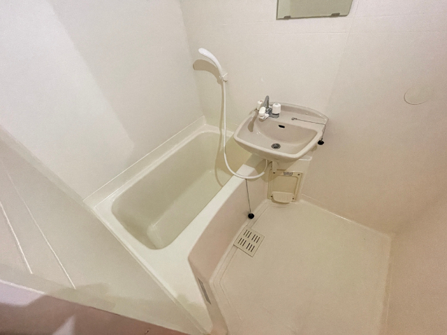 バス・シャワールーム　鏡付きのバスルームです