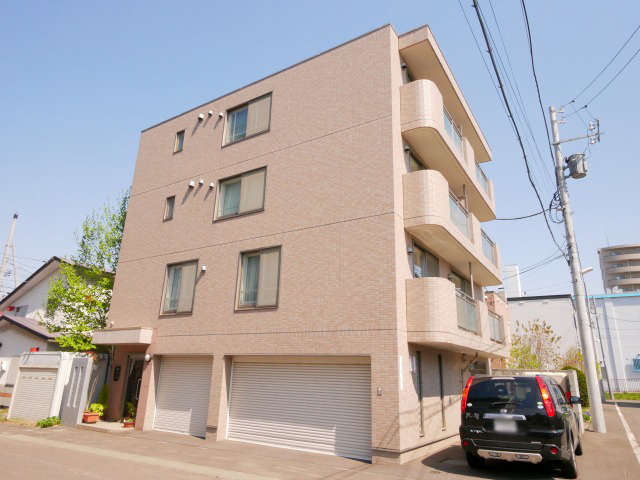 札幌市西区発寒三条のマンションの建物外観