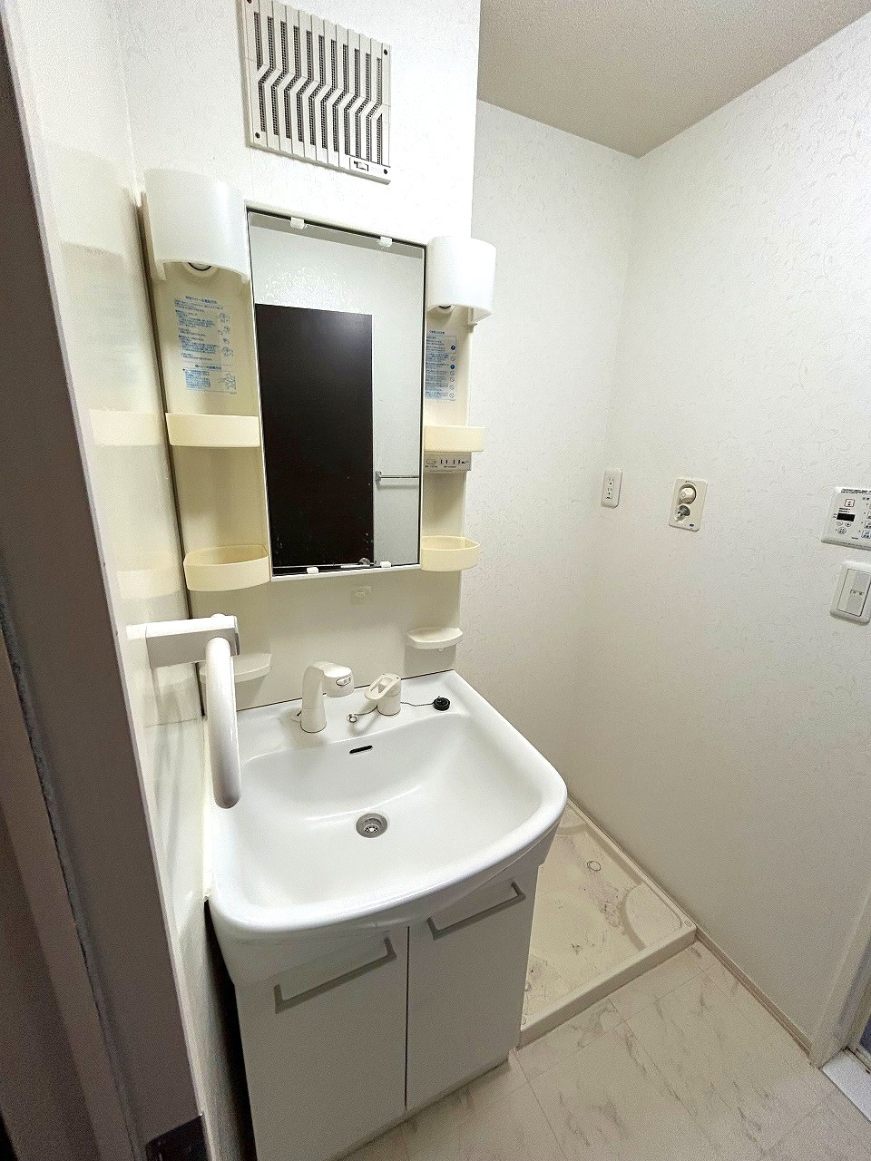 洗面設備　（画像は３０１号　参考にしてください）
