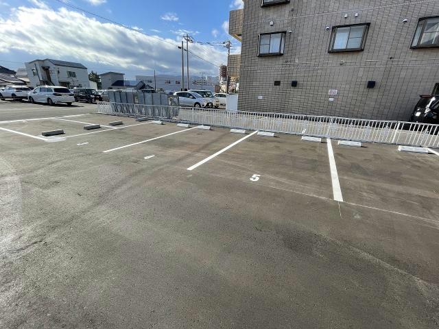 【函館市千歳町のアパートの駐車場】