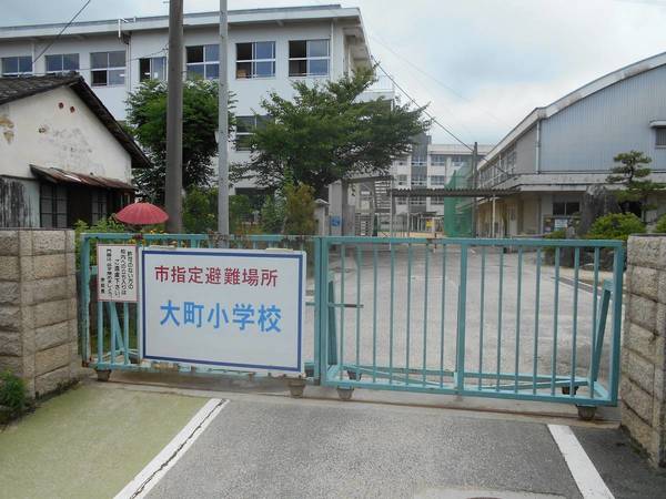 【ビレッジハウス大町II2号棟の小学校】