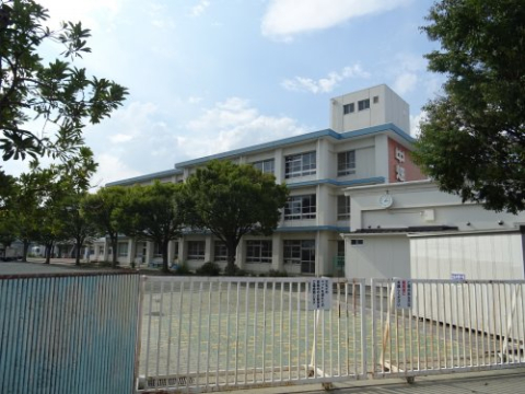 【西尾市中畑町のアパートの小学校】