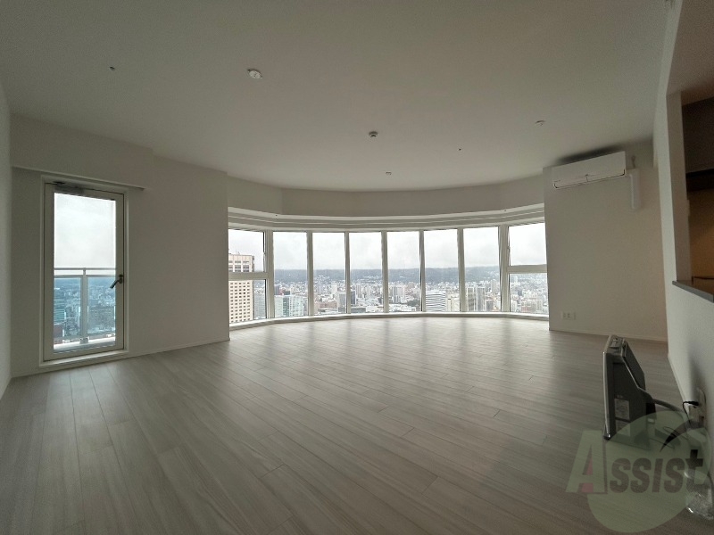 居室・リビング　広々としたリビングですね。使い勝手がよさそうですね！