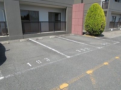 【木津川市木津川台のマンションの駐車場】