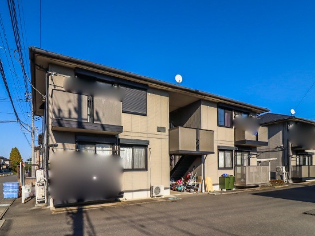 小山市大字横倉新田のアパートの建物外観