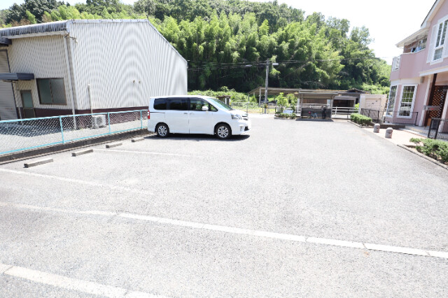 【都窪郡早島町早島のアパートの駐車場】