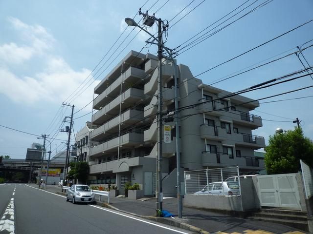 【フラット三ツ沢公園の建物外観】