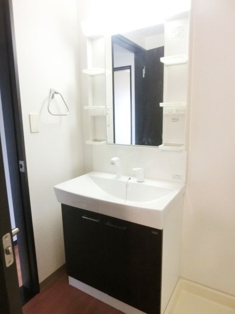 洗面設備　朝の忙しい時間に便利な洗髪化粧台