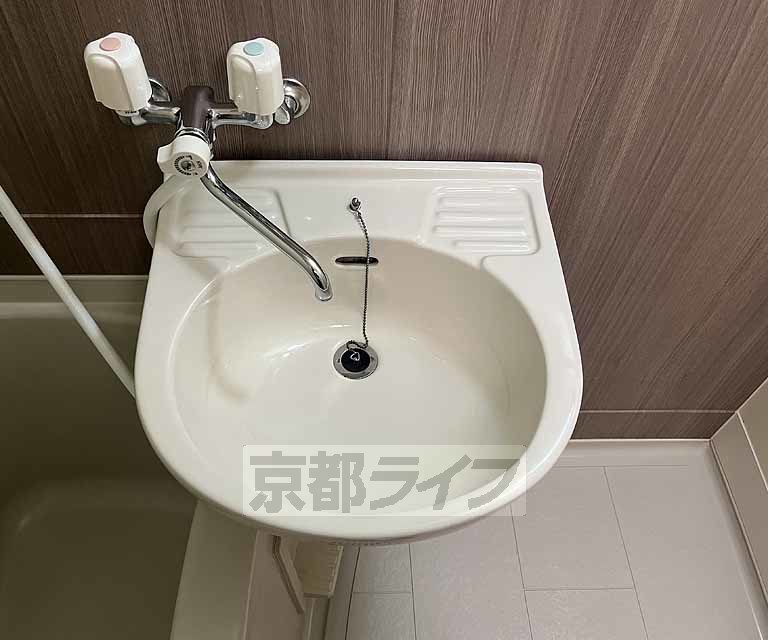 洗面設備　洗面台もコンパクトに確保しています。