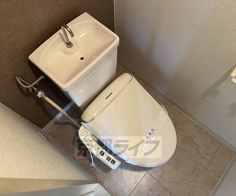 トイレ　ウォシュレット付が嬉しいですね。