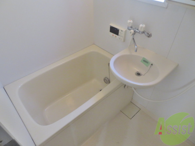 バス・シャワールーム　浴室はこちらのユニットバスになりますねー。