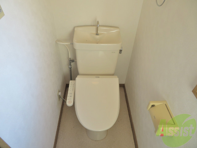 トイレ　トイレはこちらウォシュレット付きでうれしいですね