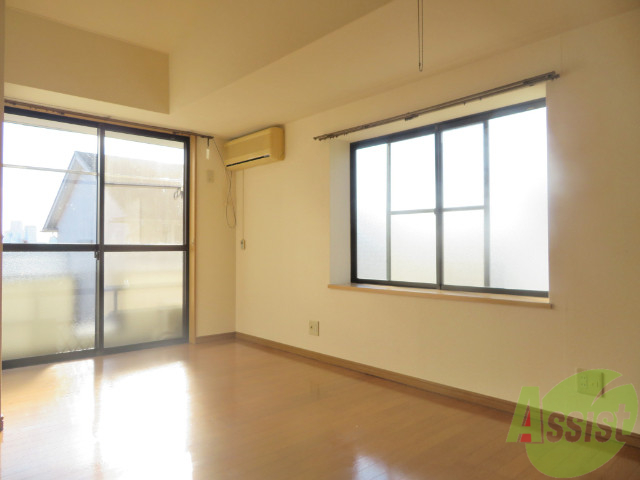 居室・リビング　リビングはこちらフローリングの８帖のお部屋になりますね。